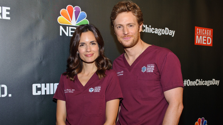 Camici rossi di Torrey DeVitto e Nick Gehlfuss