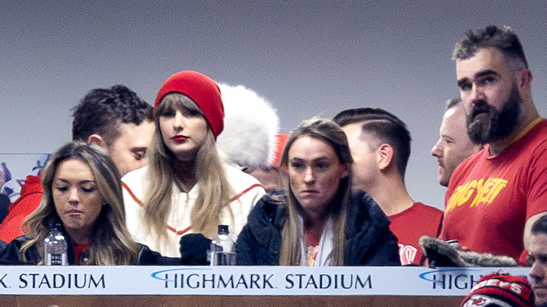 Jason Kelce, Kylie Kelce e Taylor Swift guardano la partita dei Chiefs
