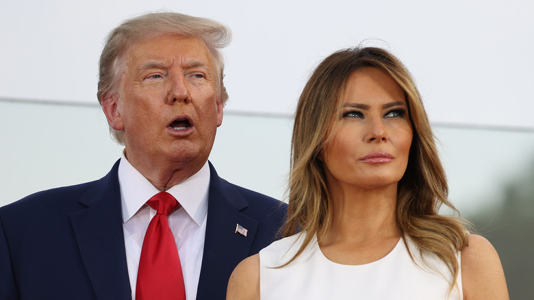 Donald e Melania Trump alzano lo sguardo