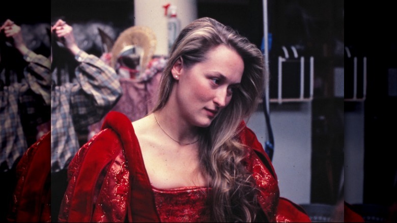 Meryl Streep indossa un costume rosso 