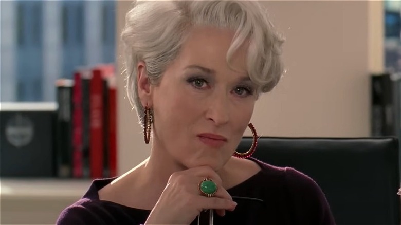 Meryl Streep con la mano sul mento