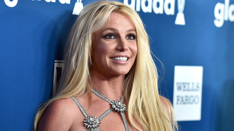 Britney Spears in posa e sorridente