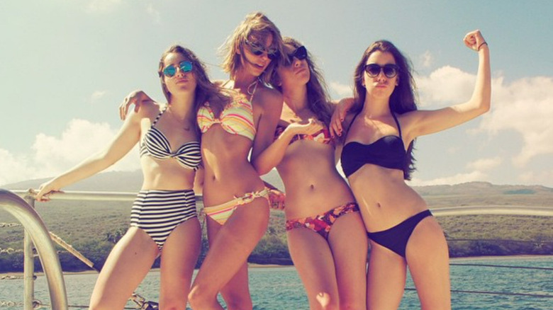 Le sorelle Taylor Swift e Haim posano in bikini