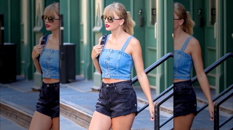 Taylor Swift indossa un outfit in denim all'aperto