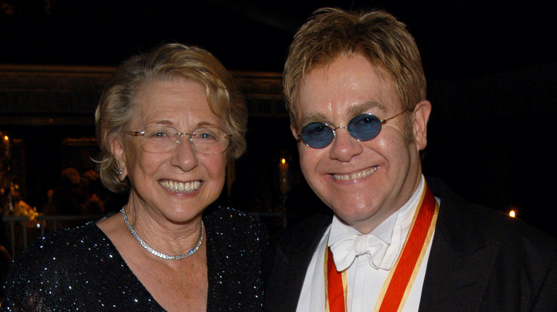 Elton John posa con sua madre ad un evento