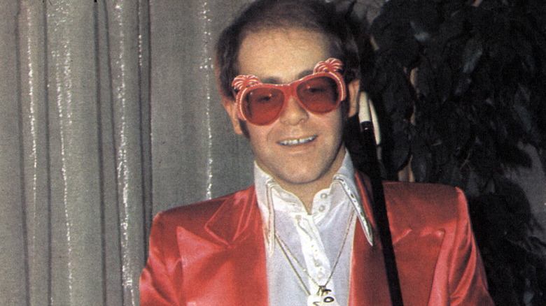 Elton John posa con un bastone