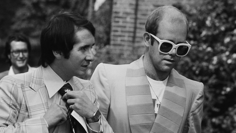 Elton John e John Reid camminano