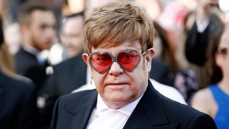 Elton John in posa ad un evento