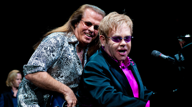 Elton John sul palco con Bob Birch