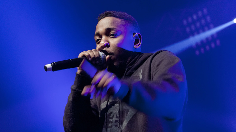 Kendrick Lamar si esibisce