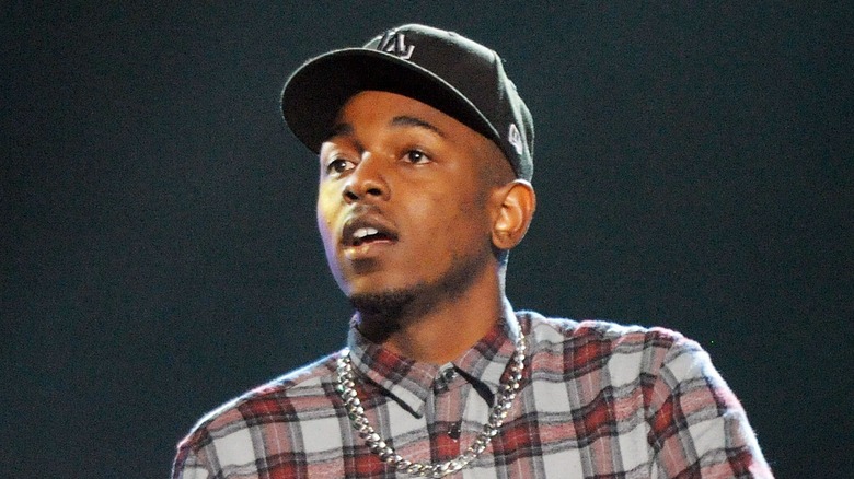 Kendrick Lamar si esibisce
