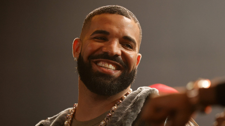 Drake sorride