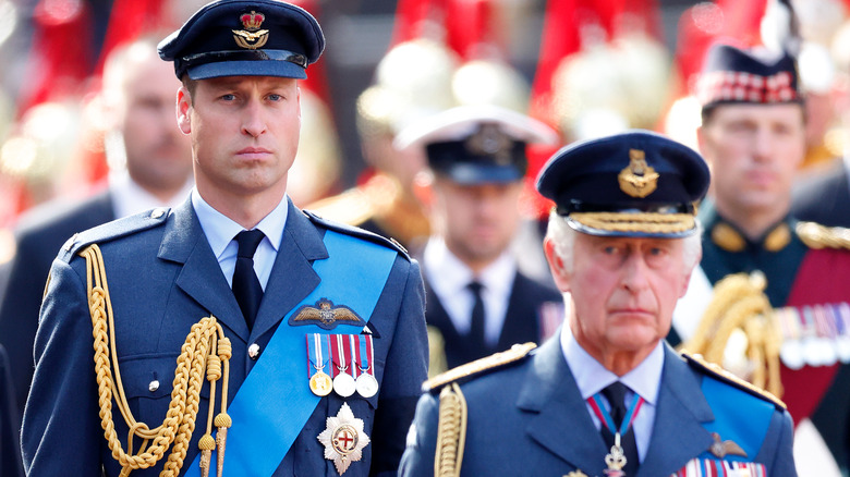 Il principe William e il re Carlo in uniforme