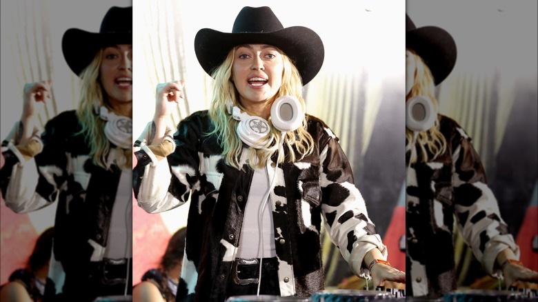 Brandi Cyrus indossa un cappotto con stampa mucca