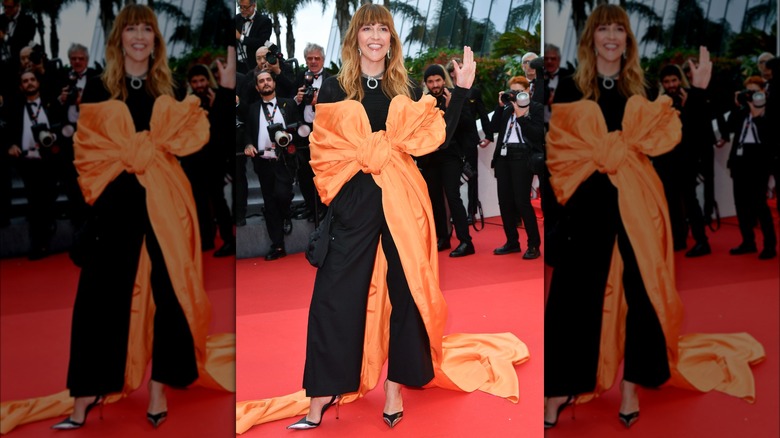 Daphné Bürki indossa un grande fiocco arancione