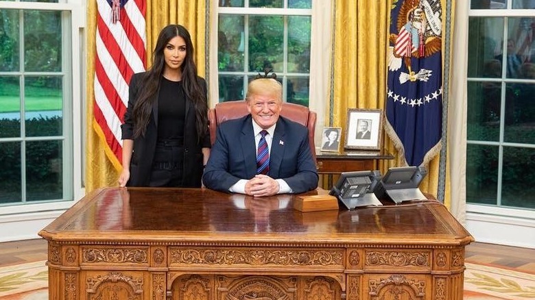 Kim Kardashian e Donald Trump nello Studio Ovale