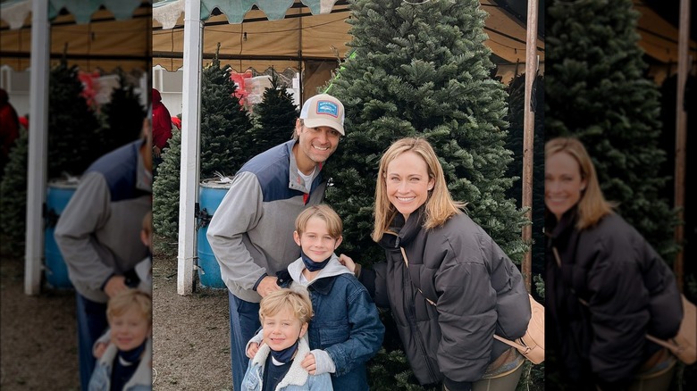 Nikki DeLoach, famiglia in posa con l'albero di Natale