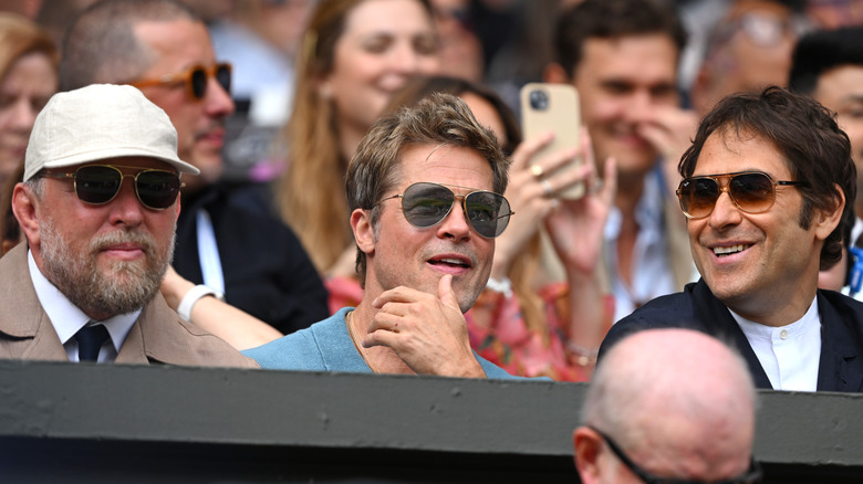 Brad Pitt seduto in tribuna
