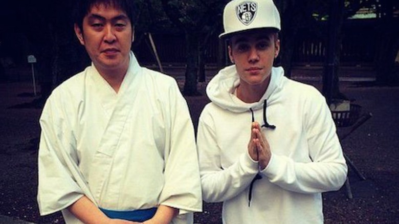Justin Bieber posa davanti a un santuario