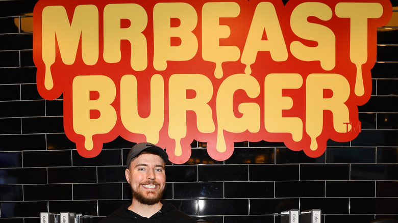 MrBeast sorridente al lancio del MrBeast Burger