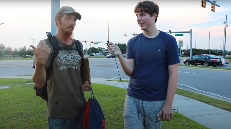 MrBeast intervista un senzatetto