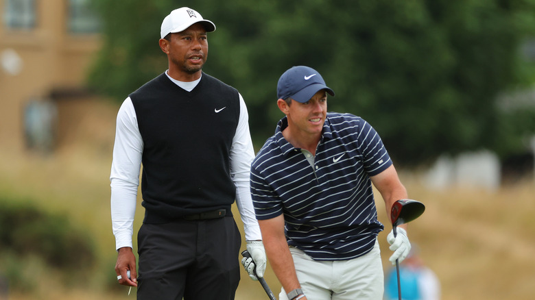 Rory McIlroy e Tiger Woods indossano cappellini