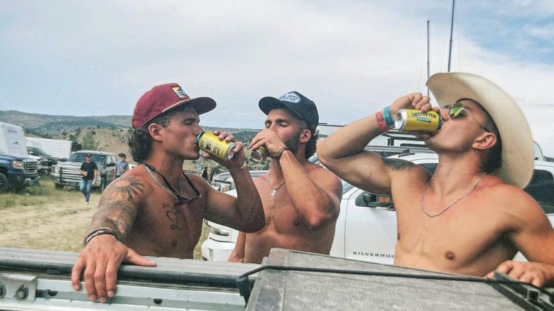 I Montana Boyz bevono mentre sono a torso nudo