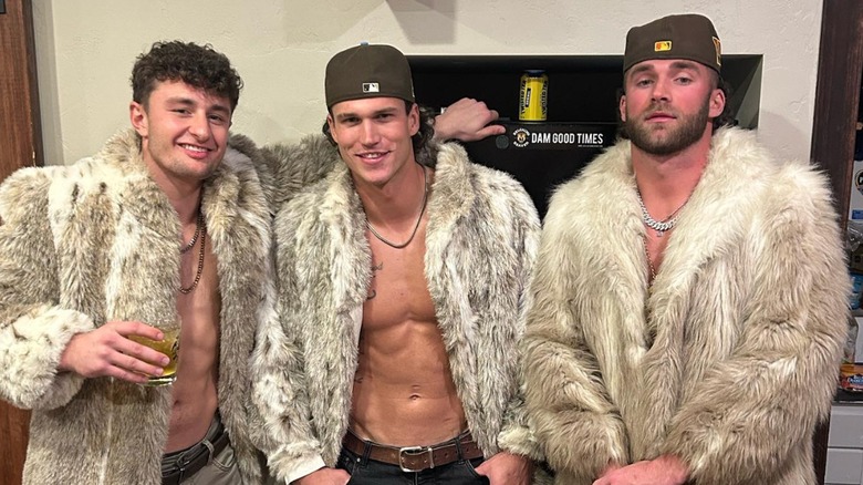 I Montana Boyz in posa con un cappotto di pelliccia