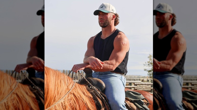 Kaleb Winterburn seduto su un cavallo