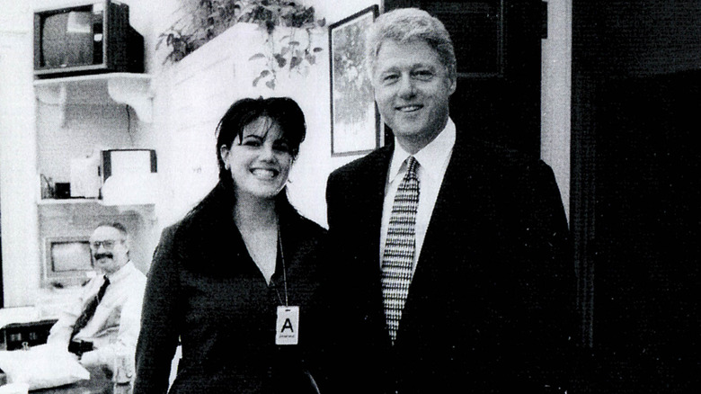 Monica Lewinsky e il presidente Bill Clinton sorridono