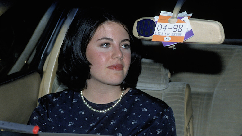Monica Lewinsky fotografata dai paparazzi mentre è in auto