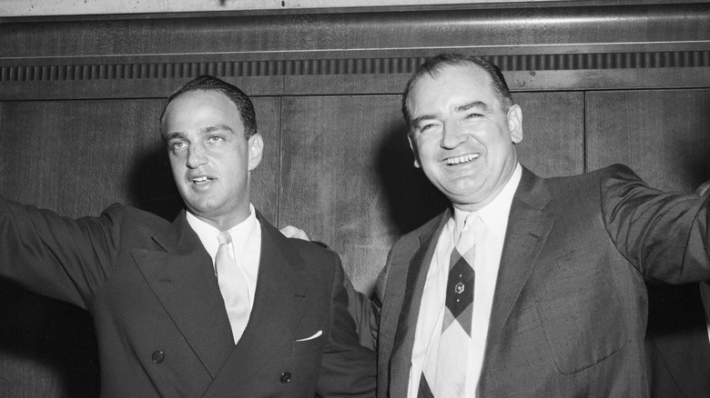 Roy Cohn e Joseph McCarthy salutano