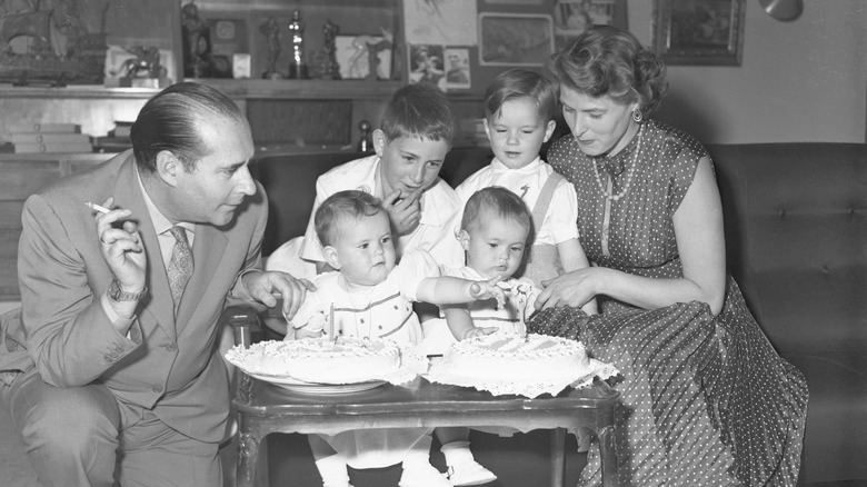 La giovane Isabella Rossellini e la sua famiglia festeggiano un compleanno