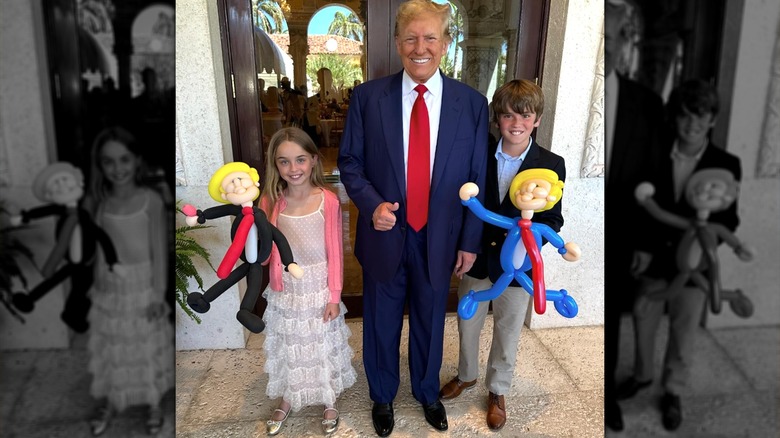 Donald Trump tiene per mano i nipoti