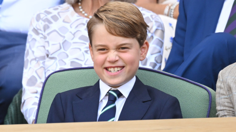 Il principe George sorride
