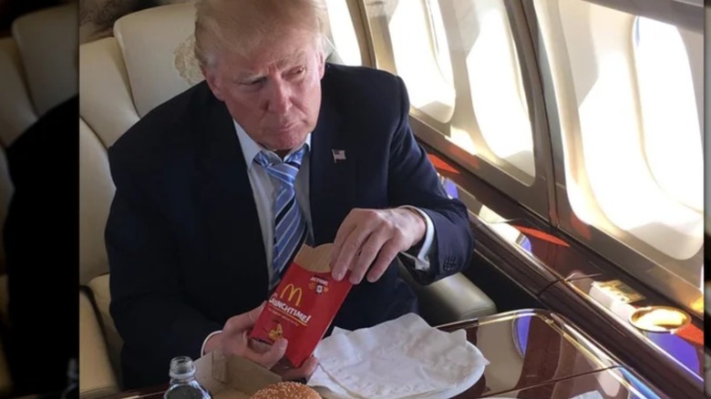 Donald Trump mangia le patatine del McDonald's