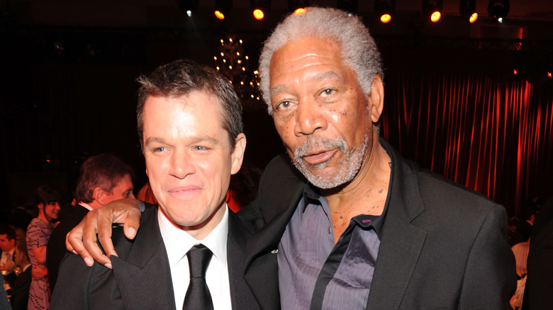 Matt Damon e Morgan Freeman sorridono