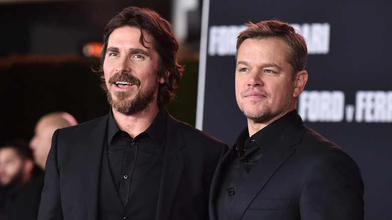 Christian Bale e Matt Damon sorridono