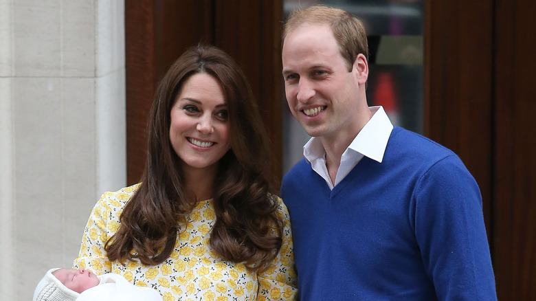 Kate Middleton e il principe William tengono in braccio la principessa Charlotte