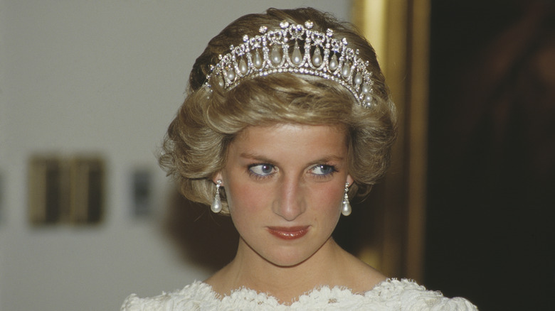 La principessa Diana indossa una tiara
