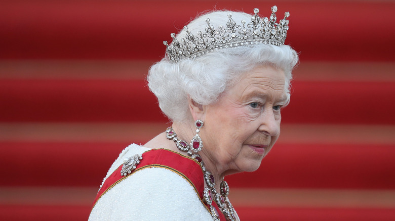 La regina Elisabetta II indossa una corona