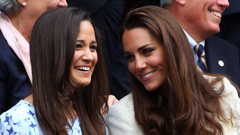 Pippa e Kate Middleton ridono