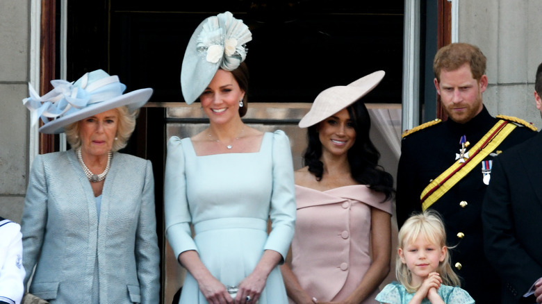 Camilla, Kate Middleton, Meghan Markle, il principe Harry in posa