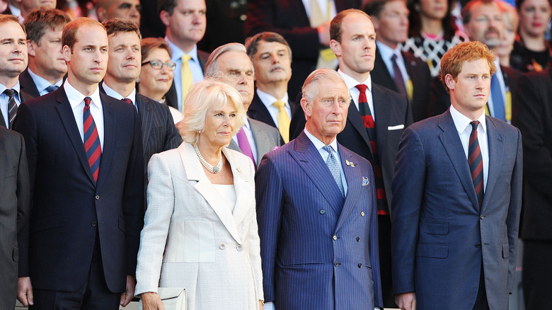 Il principe William, la regina Camilla, il re Carlo, il principe Harry in posa