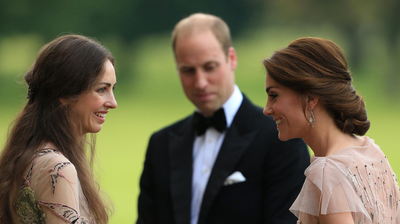 Rose Hanbury parla con il principe William e Kate Middleton