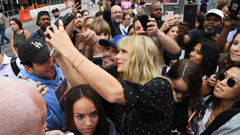 Taylor Swift si fa un selfie con i fan