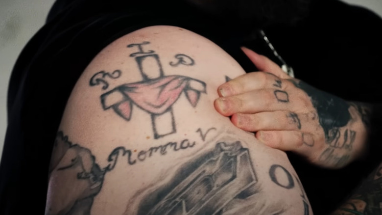 tatuaggio incrociato sulla spalla di Jelly Roll