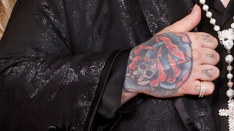 Il tatuaggio della rosa sulla mano di Jelly Roll