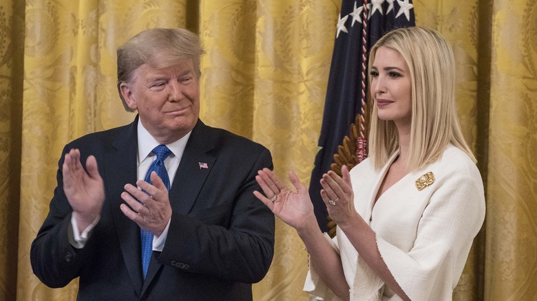 Donald e Ivanka Trump applaudono