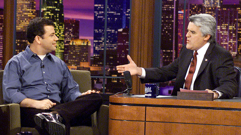 Jimmy Kimmel seduto e parlando con Jay Leno